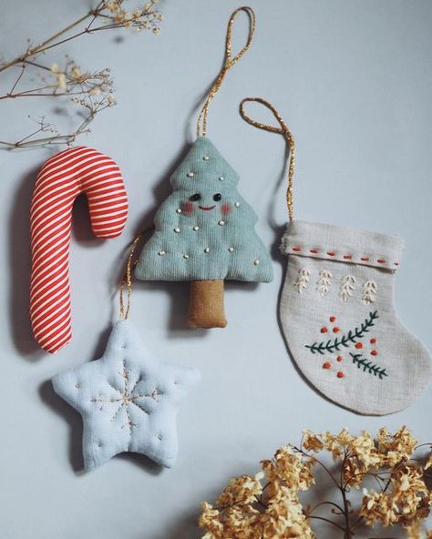 Handmade Fabric Ornaments, Cute Handmade Ornaments, Linen Ornaments, Christmas Handmade Ornaments, Sewn Ornaments, Christmas Dolls Handmade, Hand Sewn Ornaments, Sew Christmas Ornaments, Sewing Christmas Ornaments