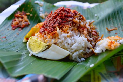 Cucumber Breakfast, Rice With Curry, Fried Anchovies, Coconut Milk Rice, Malaysian Cuisine, Indonesian Cuisine, Nasi Lemak, Coconut Rice, Anchovies