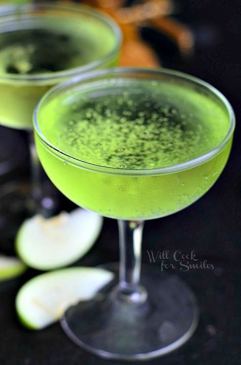 Sour Apple Champagne Cocktail 3 from willcookforsmiles.com #cocktail #champagne Bartending Recipes, Sour Apple Martini, Don Perignon, Will Cook For Smiles, Champagne Recipes Cocktails, Champagne Cocktails, Apple Martini, Homemade Wine, July Fourth