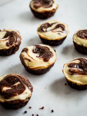 Fudgy brownie muffins swirled with a creamy cheesecake. Chocolate Chip Cheesecake Brownies, Cream Cheese Brownie, Cheese Brownies, Cheesecake Brownie, Brownie Muffins, Cream Cheese Brownies, Brownie Cups, Swirl Brownies, Chocolate Chip Cheesecake