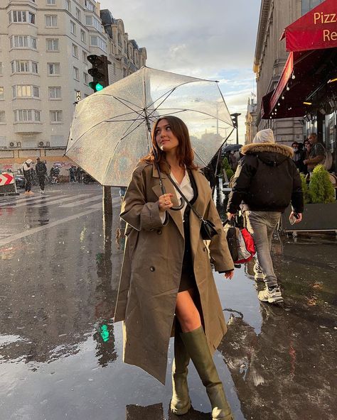 Winter Outfits For Paris, Paris Aesthetic Fashion, Umbrella Outfit, Parisian Outfits, Rain Outfit, New York Fits, Classy Summer Outfits, Europe Outfits, London Outfit