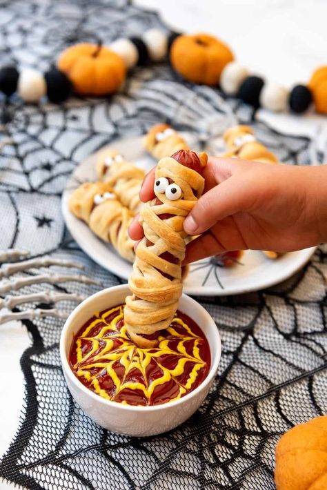 Halloween Mummy Hot Dogs, Halloween Mummy Dogs, Halloween Hotdogs, Mummy Hot Dogs, Bread Crust, Halloween Finger Foods, Mummy Dogs, Crispy Bread, Candy Eyes