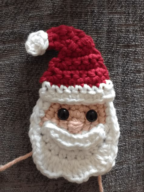 Free crochet pattern - Santa Claus Appliqué - Natalina Craft Christmas Applique Patterns, Christmas Tree Applique, Tree Applique, Applique Patterns Free, Crochet Santa Hat, Xmas Crochet, Santa Applique, Crochet Applique Patterns, Crochet Appliqué