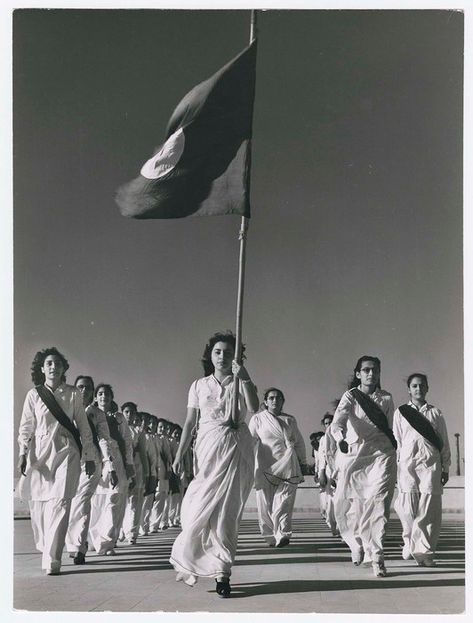 [Pakistani members of the Sind Muslim Women's National Guard during marching practice] | International Center of Photography Margaret Bourke White, Bengali Culture, Pakistan Culture, History Of Pakistan, Indian History, National Guard, South Asia, Life Magazine, Rare Photos