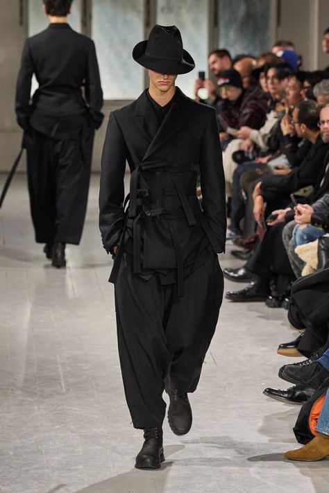 Yohji Yamamoto Menswear, Fall 2023 Menswear, Fashion Essay, Japanese Mens Fashion, Yohji Yamamoto Men, Y 3 Yohji Yamamoto, Space Outfit, Mens Fashion Week, Dark Wear