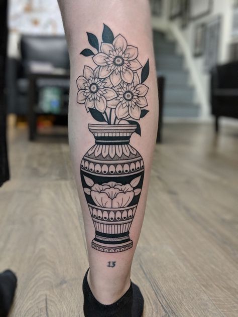 Small Chest Piece Tattoos, Traditional Tattoo Vase, Calf Tattoos For Women, Tattoo Calf, Vase Tattoo, Tattoo On Thigh, Tato Tradisional, 16 Tattoo, Tattoo Leg