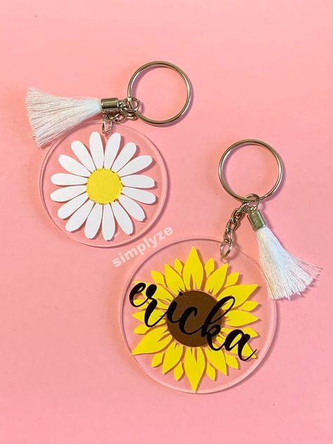 Keyrings To Make, Clear Keychain Ideas, Cricut Keychains Diy Acrylic, Keychain Design Ideas, Acrylic Keychain Ideas, Acrylic Key Chains, Cricket Crafts, Idee Cricut, Keychain Craft