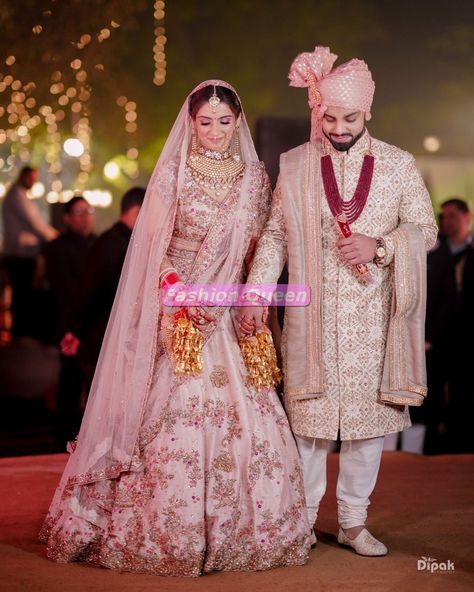 Couple Wedding Dress Ideas 2023 Collection Availble @fashionqueen6767 Groom And Bride Matching Outfit, Bride Groom Dress Indian Wedding Ideas, Bride And Groom Wedding Outfit, Bride And Groom Indian Wedding Outfit, Indian Wedding Outfit Bride, Wedding Matching Outfits, Reception Couple, Stylish Lehenga, Indian Groom Dress