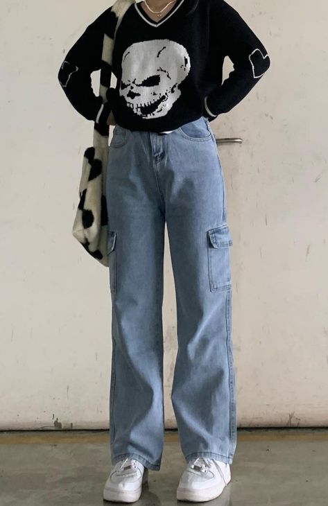 outfit inspiration Cargo Jeans Outfit, Blue Cargo Jeans, Ootd Sweater, Bf Jeans, Mom Jean Fits, Cargo Outfit, Baggy Jeans Outfit, Blue Cargo Pants, Blue Jean Outfits