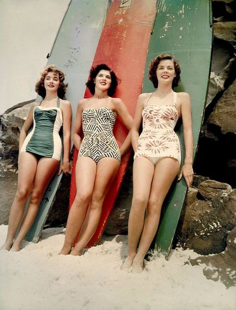 love these old fashion swimsuits. Funny how back then they WANTED to cover up their body and now days we try to wear as little as possible! Vintage Bathing Suits, Linda Mccartney, Three Women, Look Retro, Vintage Swimwear, Vintage Swimsuits, Moda Vintage, Surfer Girl, Vintage Beach