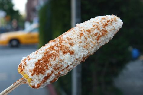 El tradicional elote que venden en las calles de México, calientito, rico y preparado elote con queso, mayonesa, limón y chile piquín. Traditional Guatemalan Food, Elote Preparado, Elote Corn, Guatemalan Recipes, Mexican Street Food, Mexican Corn, Mexican Street, Serious Eats, Fun Snacks