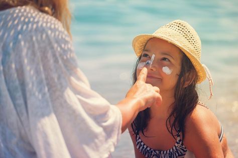 Sun protection factor (SPF): What is the best sunscreen? Best Baby Sunscreen, Baby Sunscreen, Skin Moles, Sun Protective Clothing, Sunscreen Stick, Best Sunscreens, Natural Sunscreen, Winter Skin Care, Summer Skin