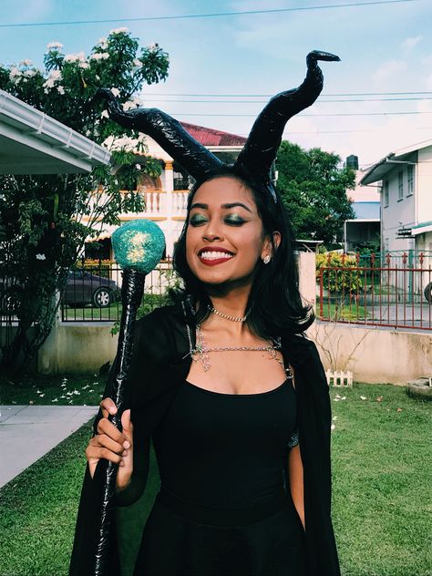 Maleficent cosplay Homemade Maleficent Costume, Melefasent Costume, Last Minute Villain Costume, Malificent Fairy Costume Diy, Maleficent Costume Ideas, Maleficent Costume Women, Maleficent Original, Maleficent Staff, Maleficent Costume Diy