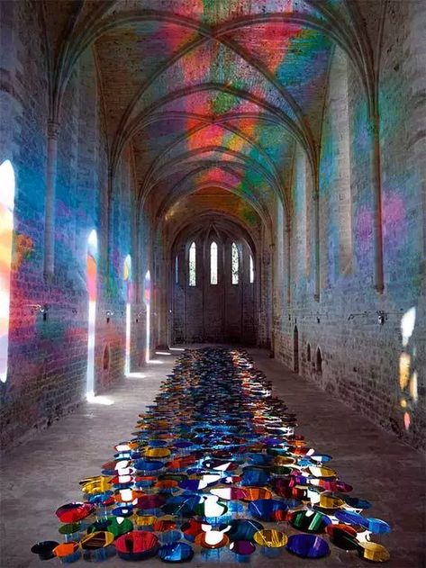 Exposition "In the Light" Liz West | Abbaye de Beaulieu en Rouergue Train Station Art, Conception Scénique, Environmental Sculpture, Art Academia, Stained Glass Light, Projection Mapping, New York Life, Glitch Art, Rainbow Art