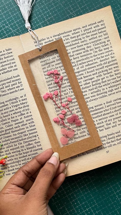 Buku Diy, Handmade Bookmarks Diy, Penanda Buku, Diy Crafts Bookmarks, Easter Decorations Ideas, Creative Bookmarks, Seni Dan Kraf, Bookmark Craft, Ideas For Easter Decorations