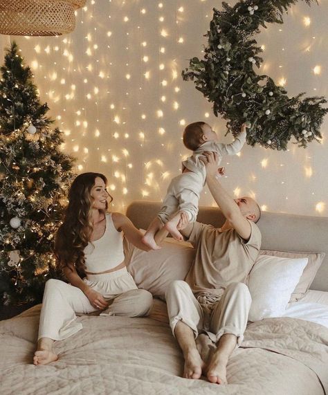 Life Style Christmas Photos, Christmas Photoshoot On Bed, Holiday Bed Photoshoot, Indoor Holiday Mini Sessions, Christmas 2023 Photoshoot, Neutral Christmas Photos Family Indoor, Bedroom Christmas Photoshoot, Christmas Photo At Home, Christmas Lifestyle Photoshoot