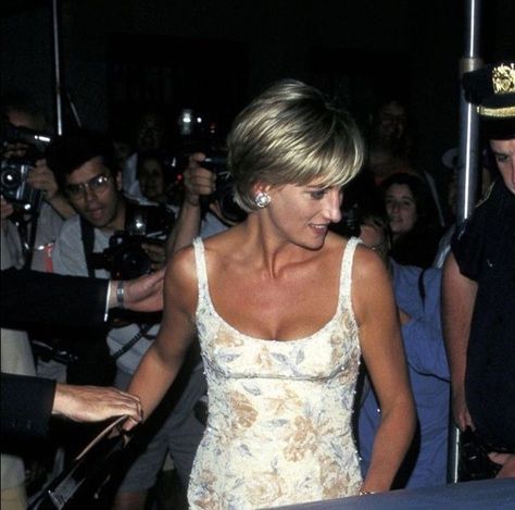 Princess Diana 90s, Princess Diana Haircut, Diana 90s, Diana Haircut, House In New York, Princess Diana Fashion, Princess Diana Family, Princess Diana Pictures, Princes Diana