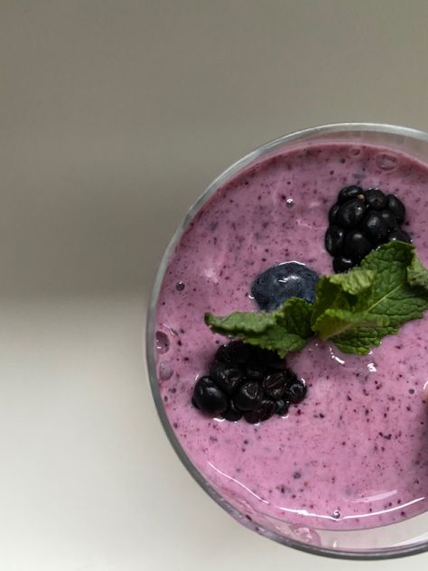 Shake Aesthetic, Berries Smoothie, Smoothie Aesthetic, Wellness Lifestyle, Healthy Shakes, Healthy Lifestyle Food, Food Inspo, Sweet Breakfast, Healthy Smoothies