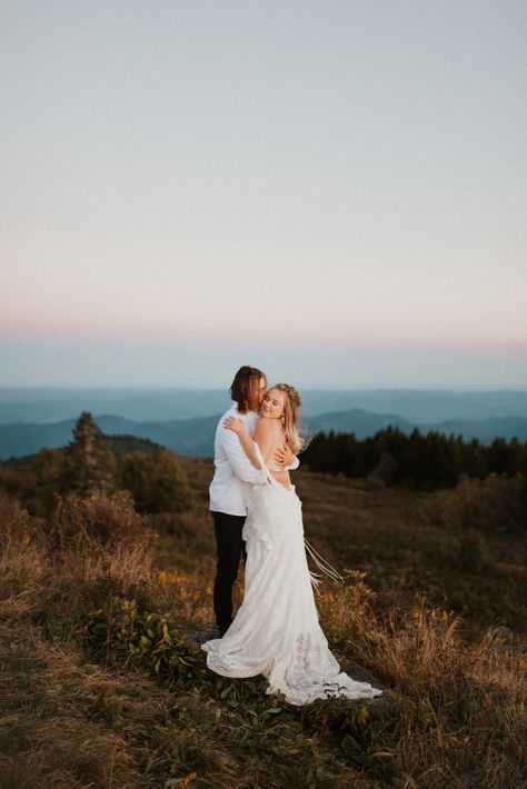 Asheville elopement in the mountains off of Blue Ridge Parkway in North Carolina. Bride wearing Rue de Seine wedding dress in Black Balsam Knob. Photos by Emily Kidd an Asheville elopement photographer #fallwedding #blackbalsamknob #ruedeseine #weddingdress #wedding #elopement #northcarolina #asheville #mountain #mountainwedding Savannah Elopement, Asheville Elopement, Wedding Photoshoot Poses, Asheville Wedding, Candid Wedding Photos, Elopement Dress, Mountain Elopement, North Carolina Wedding, Wedding Engagement Photos