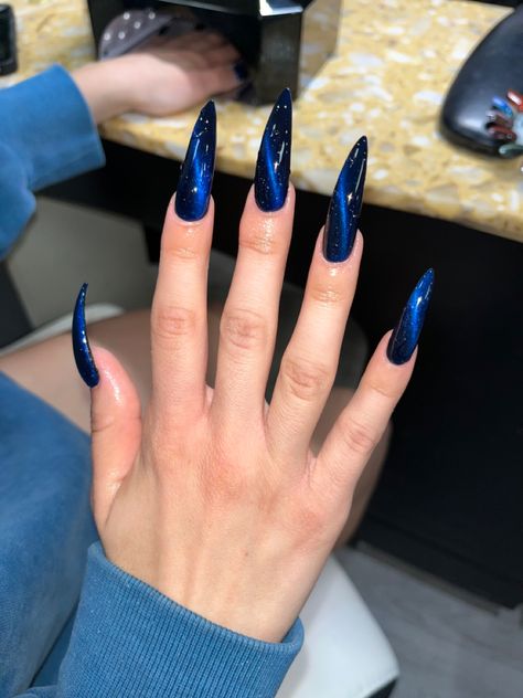 Aesthetic, blue nail polish, acrylic nail design inspo Blue Stiletto Nails, Pedicure And Manicure, Stilleto Nails Designs, Blue Gel Nails, Punk Nails, Blue Acrylic Nails, Pointed Nails, Stiletto Nails Designs, Blue Nail