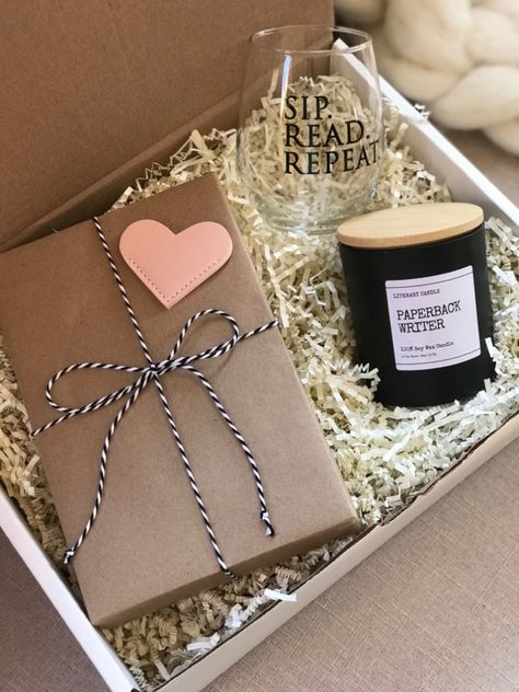 Wine lover blind date with a book gift box! Book Date Aesthetic, Book Basket Ideas, Book Basket Gift, Date With A Book Gift, Book Lovers Gift Basket, Book Gift Basket, Packing Books, Book Basket, Creative Gift Baskets