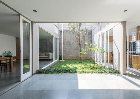 Tan Tik Lam designs an enclosed yet open house in a compact Indonesian city - BluPrint Tan Tik Lam, Indonesian House, Indoor Courtyard, Compact House, Internal Courtyard, Garden Wallpaper, Casa Container, Tropical House, Patio Interior