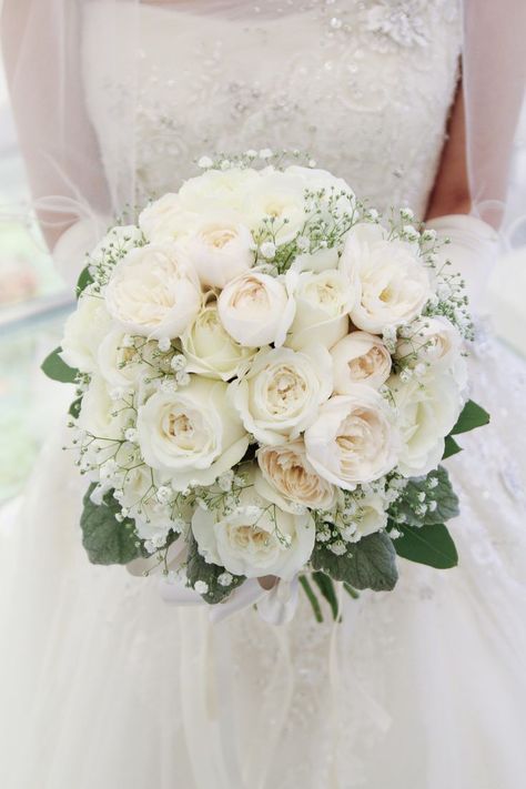 Round Wedding Bouquets White, Round White Bouquet, Roses And Hydrangea Centerpieces, Bridal Bouquet Ideas, Bride Bouquets White, White Bridal Flowers, Flower Boquet, Round Bouquet, Hydrangea Centerpiece