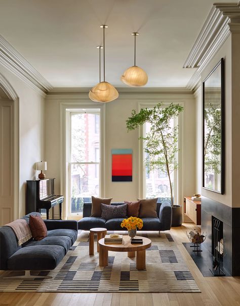 Tour an 1870s Brooklyn Brownstone Remodeled to Let the Light In | Architectural Digest Brownstone Living Room Ideas, Brooklyn House Interior, Brownstone Living Room, Architectural Digest Living Room, Townhouse Living Room, Philly Apartment, Brownstone Interiors, Modern Spanish Style, Parisian Living Room