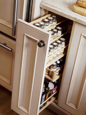 Pantry Pullout- good way to utilize a small cabinet space Spice Storage Solutions, Organiser Cucina, Clever Kitchen Storage, Cabinets Design, Kabinet Dapur, Diy Kitchen Storage, Spice Storage, Kitchen Storage Solutions, Spice Organization