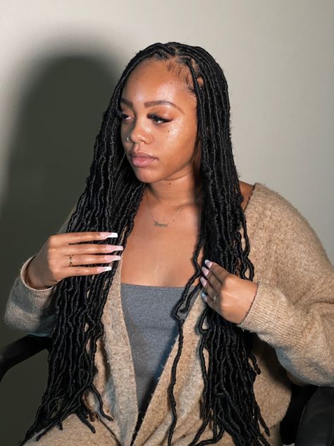 Soft Knotless Locs, Free Parts Soft Locs, Seren Locs Hairstyles, Barrel Twist Soft Locs Women, Soft Locs Knotless, Soft Locs Side Part, Flat Faux Locs, Flat Soft Locs, Soft Faux Locs Medium Length