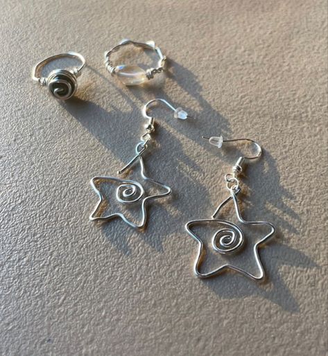 Wire Star Pendant, How To Make A Star Out Of Wire, Homemade Wire Earrings, Diy Star Accessories, Diy Star Necklace, Star Bead Jewelry, Earings Home Made, Simple Jewelry To Make, Space Jewelry Diy