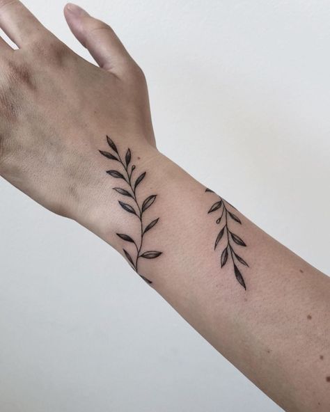 Mens Body Tattoos, Wrap Around Wrist Tattoos, Hand Tattoo Designs, Around Arm Tattoo, Wrap Around Tattoo, American Traditional Tattoo Ideas, Flower Thigh Tattoos, Flower Tattoo Ideas, Traditional Tattoo Ideas