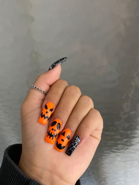 Orange And White Halloween Nails, Medium Halloween Nails, Pumpkin Face Nails, Jackolantern Nails, Nails Halloween Pumpkin, Pumpkin Nail Art, Halloween Nail Ideas, Swirl Nails, Spooky Chic