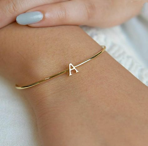 Gold Bracelet For Women With Letters, Alphabet Bracelets Gold, Bracelet With Letters Gold, Braclate Ideas, Couple Bracelets Aesthetic, Trendy Watches Women, Alphabet Bracelets, Alphabet Bracelet, Simple Chain Necklace