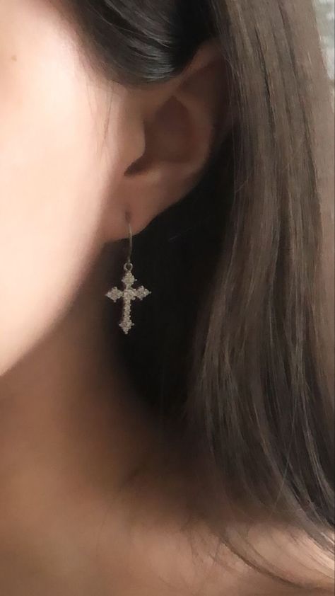 Dangly Cross Earring, Cute Cross Earrings, Grunge Cross Earrings, Grunge Stud Earrings, Gothic Cross Earrings, Y2k Earrings Aesthetic, Sliver Earing Ideas, Grunge Earrings Aesthetic, Grunge Earrings Piercings