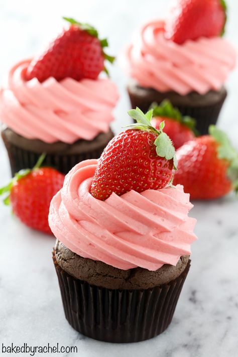 Chocolate Cupcakes with Strawberry Cream Cheese Frosting Chocolate Strawberry Cupcakes, Strawberry Icing, Strawberry Cream Cheese Frosting, Strawberry Cream Cakes, Cream Cheese Brownies, Fun Dessert, Strawberry Frosting, Cream Cheese Frosting Recipe, Brownie Desserts