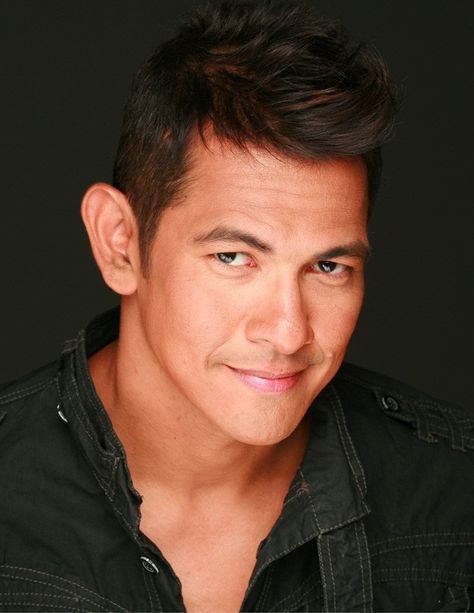 His songs really inspires me and he is one of my favorite singers. Filipino Songs, Gary V, Best Bible Verses, Pure Energy, Male Artist, Composers, People People, My Favorite Music, Male Beauty