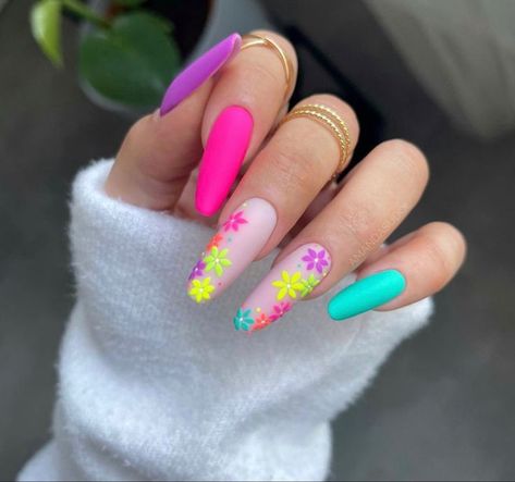 April Nail Ideas 2024, Bright Spring Nails 2024, Fun Bright Nail Designs, Neon Nail Designs 2024, Cute Neon Nail Ideas, Nail Printemps, Multicolor Nails Summer, Colorful Flower Nails, Spring Nails Bright