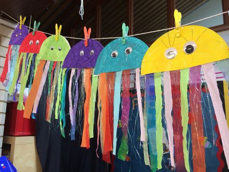 Paper Plate Jelly Fish Craft, Jelly Fish Paper Plate Crafts, Jelly Fish Activities, Jellyfish Art Preschool, Jellyfish Fine Motor Activities, Jelly Fish Craft, Jellyfish Art Project Kindergarten, Paper Plate Jellyfish, Paper Plate Fish