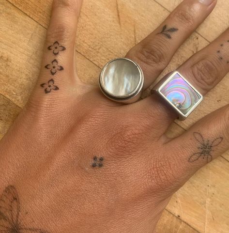 I 💙 SINGLE NEEDLE VARIETY #floraltattoosleeve #necktattoos #backtattoostyles #fingertattoos #latattooartists Artsy Hand Tattoos, Lines Hand Tattoo, Mugwort Tattoo, Boho Hand Tattoos, Small Tattoo Sleeve, Tattoo Wedding Bands, Side Hand Tattoo, Fine Line Hand Tattoo, Floral Hand Tattoo