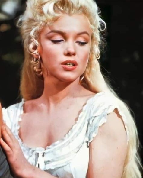 Marilyn Monroe in "River of No Return," in 1954. Marilyn Monroe Outfits, River Of No Return, Marilyn Monroe Portrait, Female Role Models, Classic Hollywood Glamour, Marilyn Monroe Fashion, Marilyn Monroe Photos, Hollywood Icons, Norma Jean