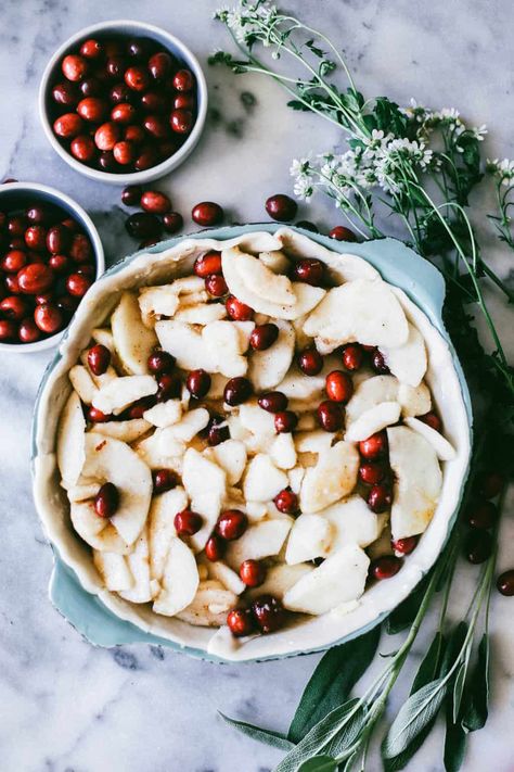 Spiced Ginger Pear & Cranberry Pie - College Housewife Winter Flavors, Homemade Pie Recipes, Ginger Pear, Pear Pie, Cranberry Pie, Christmas Pie, Sliced Pears, Winter Desserts, Sweet Pie