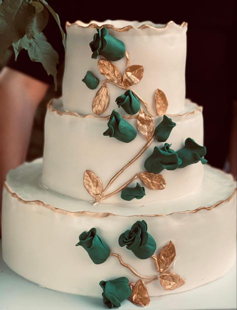 Fancy Green Birthday Cake, White Green Gold Wedding Cake, Wedding Cake Designs Emerald Green, Wedding Inspo Green And Gold, Emerald Green And Rose Gold Wedding Cake, Quinceanera Emerald Green Cake, Emerald Green And Gold Quinceanera Cake, Emerald Gold And Ivory Wedding, Wedding Emerald Green And Gold