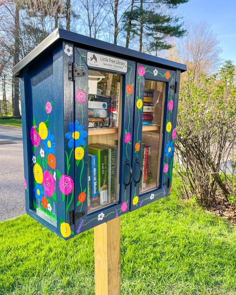 Library Boxes Front Yards Diy, Little Free Library Ideas, Neighborhood Library, Little Free Library Plans, Street Library, Library Plan, Library Cafe, Craft Cupboard, Library Inspiration