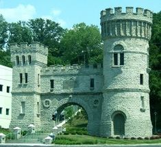 Elsinore Arch Castle located at the base of Eden Park at Gilbert Ave. & Elsinore Place. It was constructed in 1883 for Cincinnati Water Works & is listed on the National Register. (The architecture was said to be inspired by Elsinore Castle featured in Hamlet.) The building behind it was once home to the Cincinnati Natural History Museum. The building is now used for the television studio of WCPO-TV. The structure was designed by Charles B. Hannaford. Originally, it was the CWW valve house. Ohio Is For Lovers, American Castles, Downtown Cincinnati, Shakespeare Festival, Eden Park, Ohio Travel, Ohio River, Queen City, Cincinnati Ohio