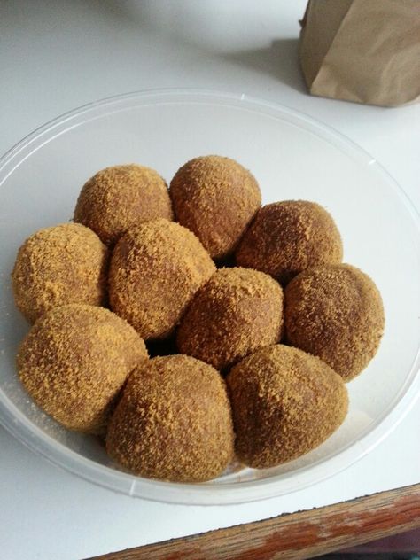 graham balls :) Graham Balls Aesthetic, Graham Balls Recipe, Graham Balls, Num Nom, Delicious Snacks, Sweet Recipes Desserts, Delicious Snacks Recipes, Buffet Food, Balls Recipe