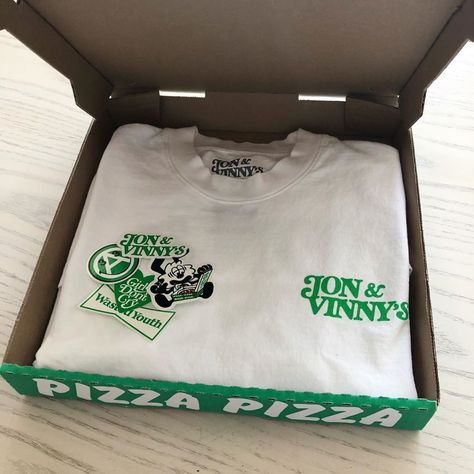 Pr Package Ideas Clothing, Packaging Design Clothing, Branded Merch, Apparel Packaging, Apparel Design Inspiration, Graphic Shirt Design, Shirt Packaging, Clothing Packaging, Pizza Box