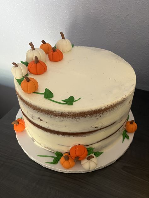 Fondant Pumpkins, Simple Fall Cake Decorating, Pumpkin First Birthday Cake, Fall Cake Ideas, Fall Cakes Decorating, Halloween Birthday Cakes, Pumpkin First Birthday, Thanksgiving Cakes, Fall Birthday Parties