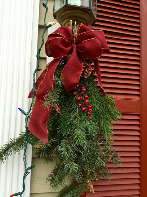 Garage Door Christmas Decorations, Pine Swag, Crafts 2024, Christmas Outdoors, Sign Decorations, Lantern Christmas, Christmas Tree Decorating Themes, Christmas Swag, Christmas Planters