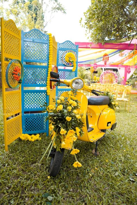 Haldi Haldi Photobooth Decor, Selfi Points Ideas, Haldi Decoration Ideas Simple, Positano Haldi, Blue Haldi Decor, Haldi Props Ideas, Haldi Photo Booth, Haldi Photobooth, Haldi Board